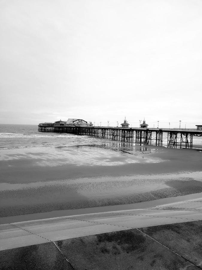 The Clevedon Bed & Breakfast Blackpool Exterior photo